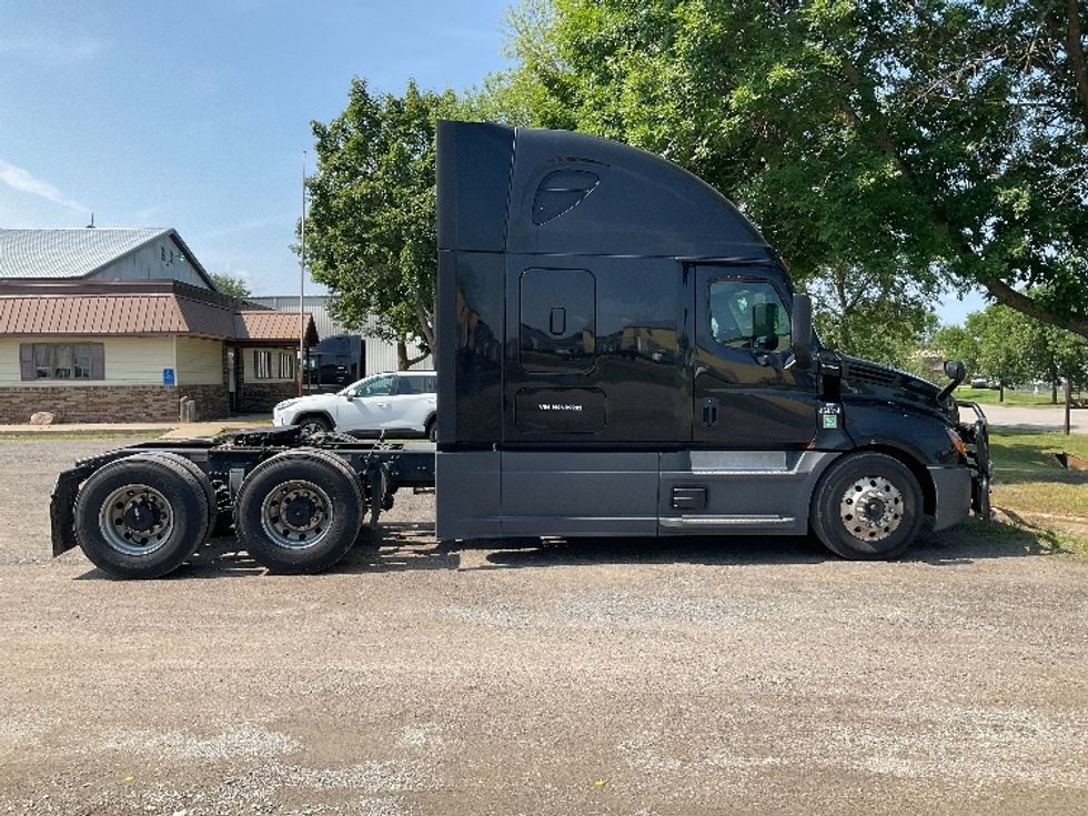 Sleeper Tractor-Heavy Duty Tractors-Freightliner-2022-T12664ST-Brooklyn Park-MN-637,423\n\t\tmiles-$ 61,500 - Image 8
