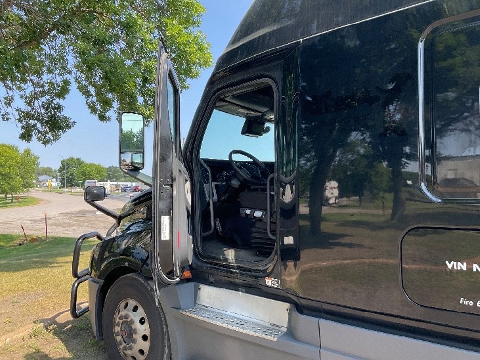 Sleeper Tractor-Heavy Duty Tractors-Freightliner-2022-T12664ST-Brooklyn Park-MN-637,423\n\t\tmiles-$ 61,500 - Image 9