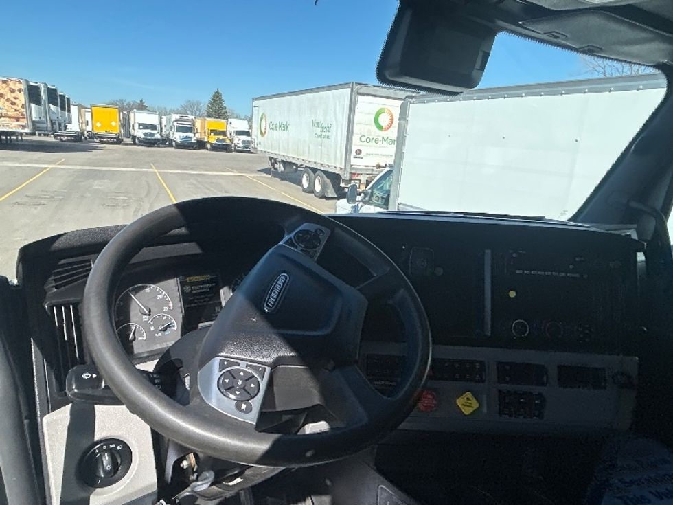 Sleeper Tractor-Heavy Duty Tractors-Freightliner-2022-T12664ST-Brooklyn Park-MN-687,382\n\t\tmiles-$ 48,000 - Image 11