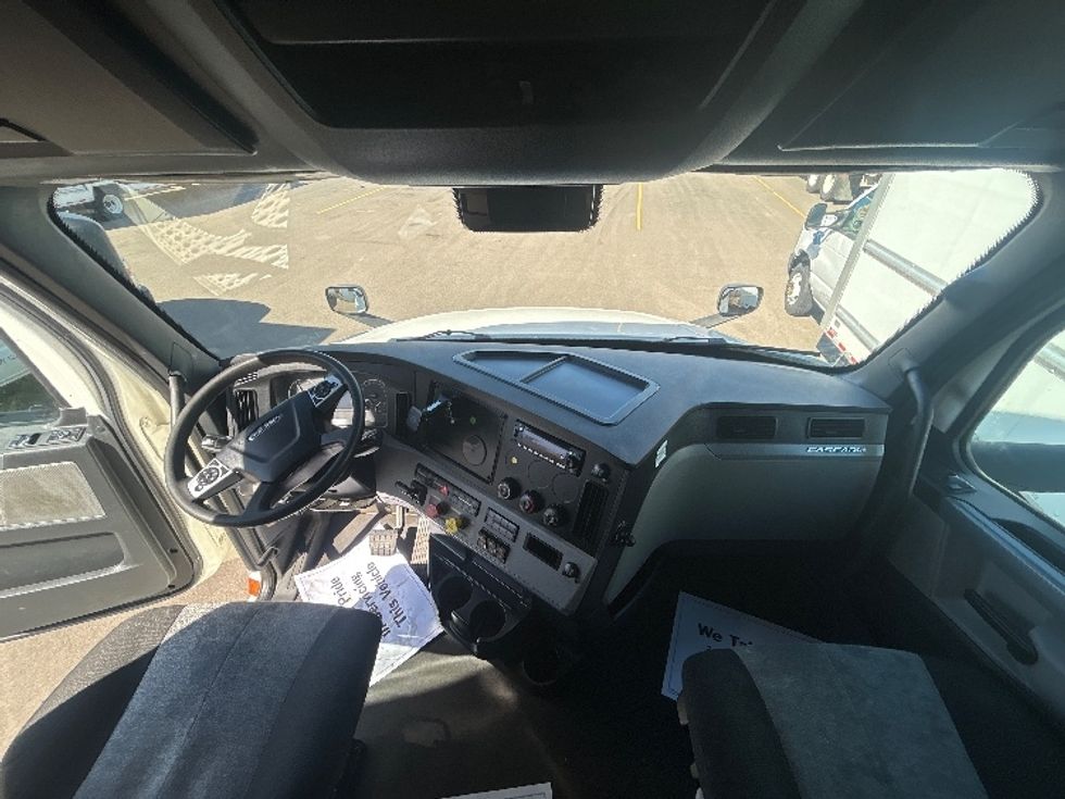 Sleeper Tractor-Heavy Duty Tractors-Freightliner-2022-T12664ST-Brooklyn Park-MN-687,382\n\t\tmiles-$ 48,000 - Image 12