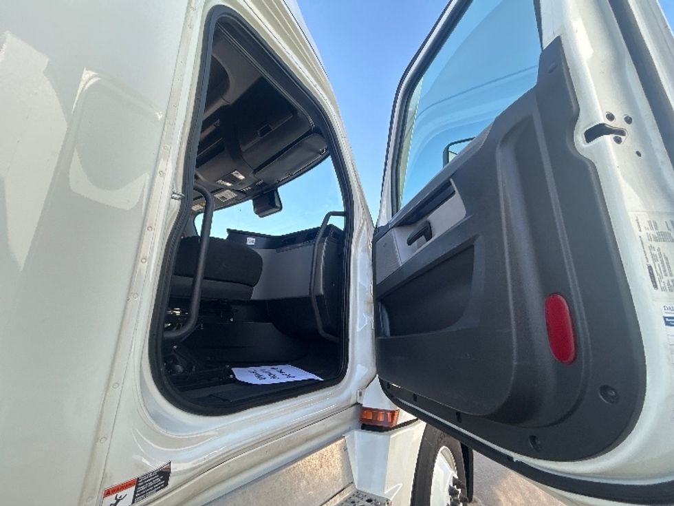 Sleeper Tractor-Heavy Duty Tractors-Freightliner-2022-T12664ST-Brooklyn Park-MN-687,382\n\t\tmiles-$ 48,000 - Image 13