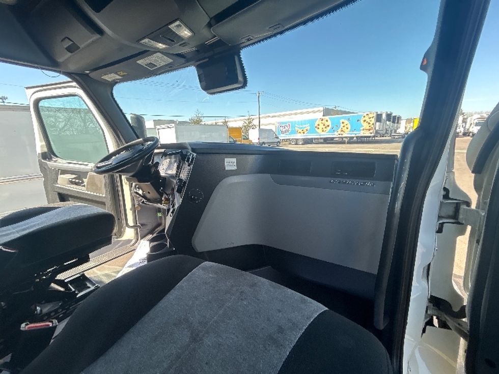 Sleeper Tractor-Heavy Duty Tractors-Freightliner-2022-T12664ST-Brooklyn Park-MN-687,382\n\t\tmiles-$ 48,000 - Image 14