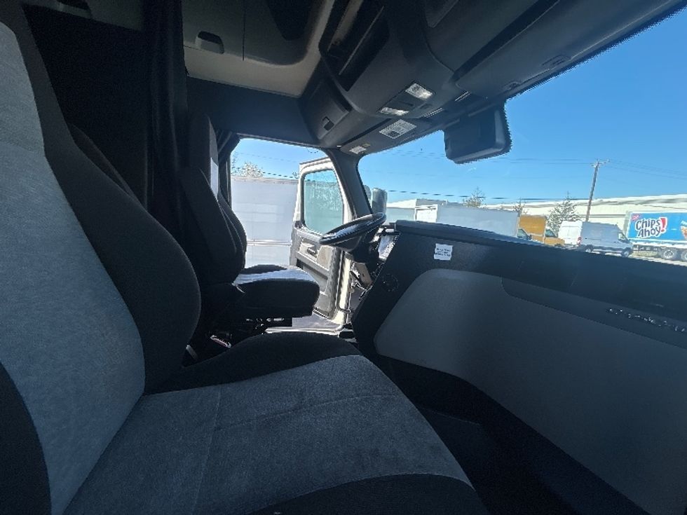 Sleeper Tractor-Heavy Duty Tractors-Freightliner-2022-T12664ST-Brooklyn Park-MN-687,382\n\t\tmiles-$ 48,000 - Image 15