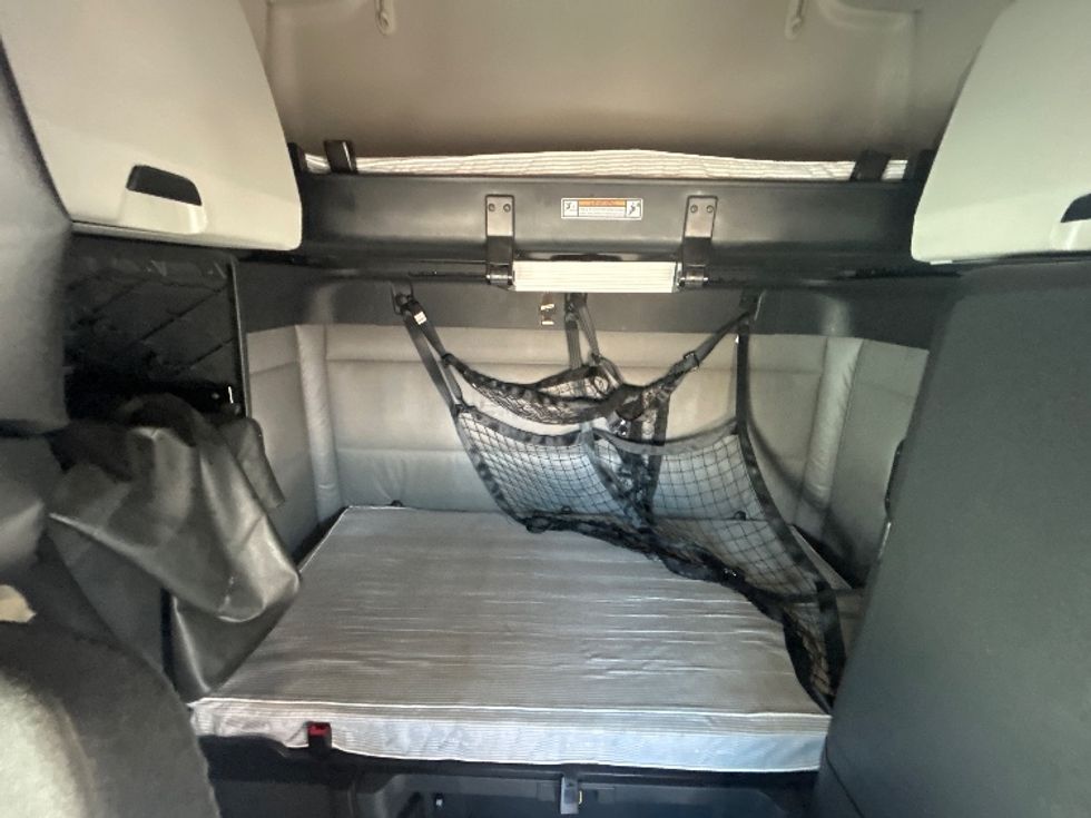 Sleeper Tractor-Heavy Duty Tractors-Freightliner-2022-T12664ST-Brooklyn Park-MN-687,382\n\t\tmiles-$ 48,000 - Image 16