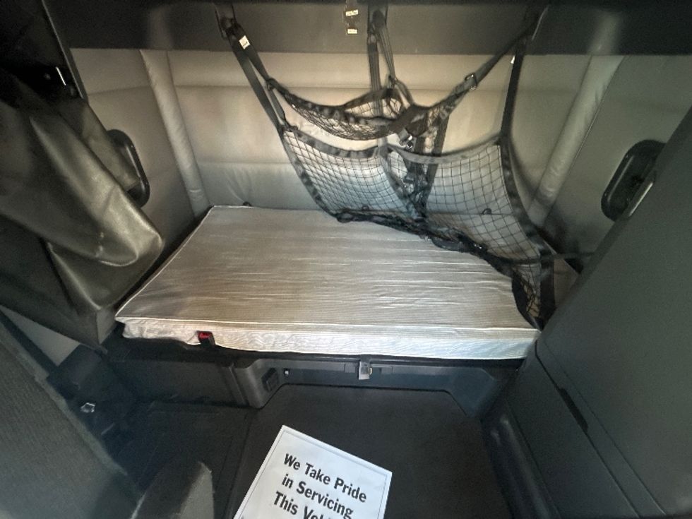 Sleeper Tractor-Heavy Duty Tractors-Freightliner-2022-T12664ST-Brooklyn Park-MN-687,382\n\t\tmiles-$ 48,000 - Image 17