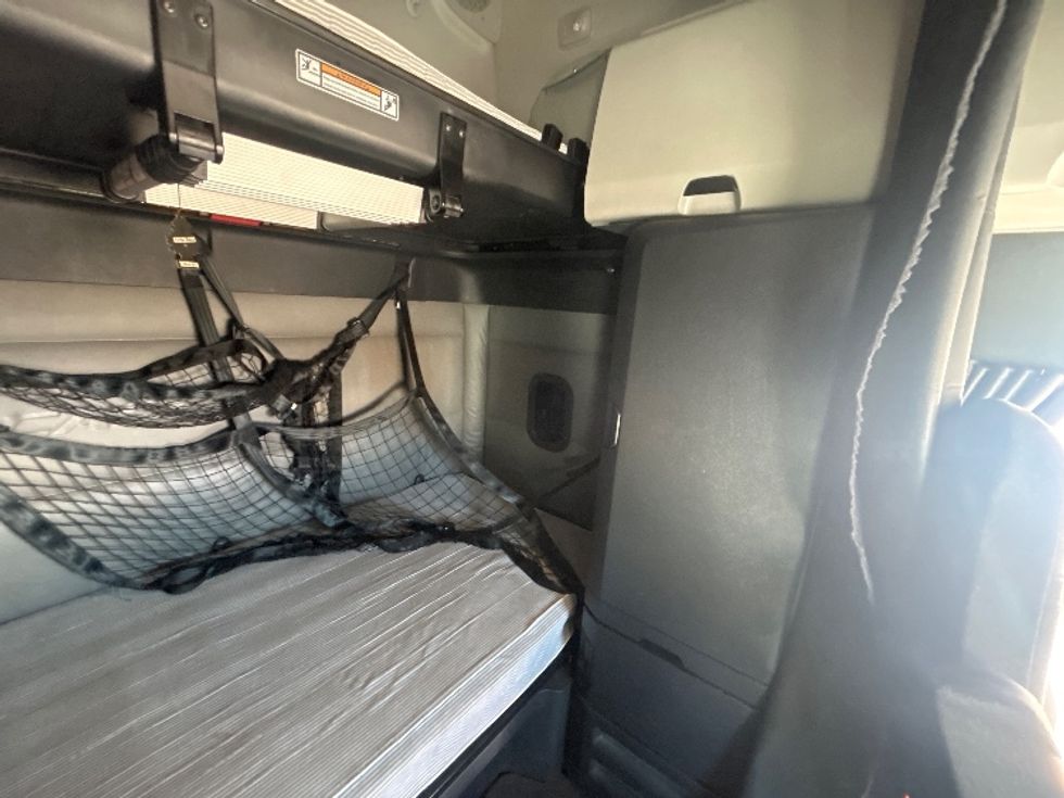 Sleeper Tractor-Heavy Duty Tractors-Freightliner-2022-T12664ST-Brooklyn Park-MN-687,382\n\t\tmiles-$ 48,000 - Image 18