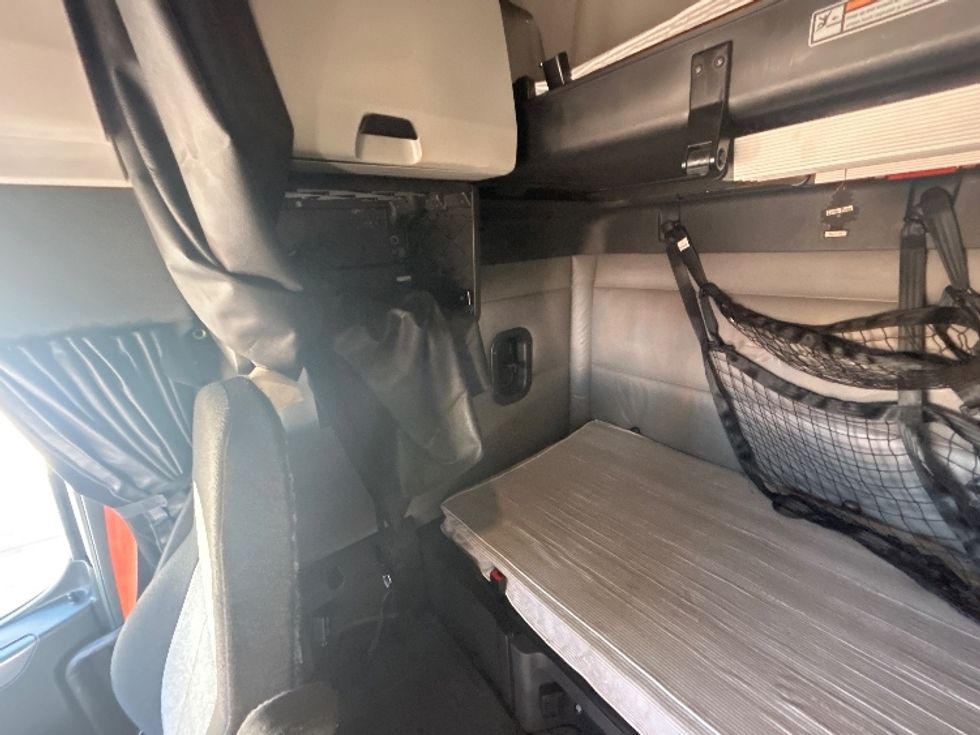 Sleeper Tractor-Heavy Duty Tractors-Freightliner-2022-T12664ST-Brooklyn Park-MN-687,382\n\t\tmiles-$ 48,000 - Image 19