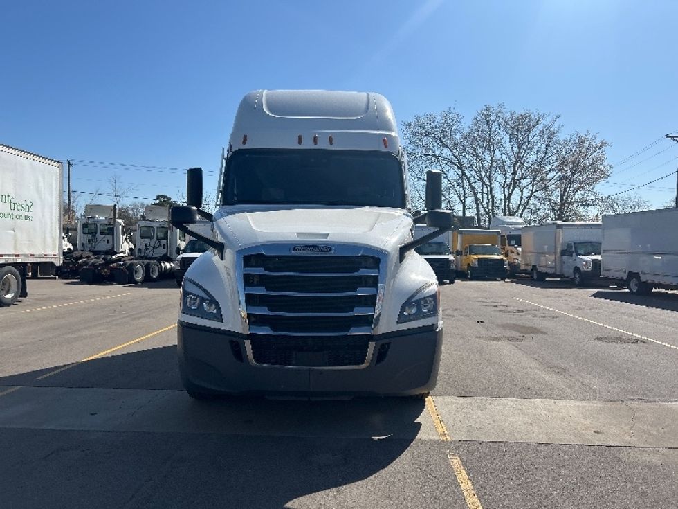 Sleeper Tractor-Heavy Duty Tractors-Freightliner-2022-T12664ST-Brooklyn Park-MN-687,382\n\t\tmiles-$ 48,000 - Image 2