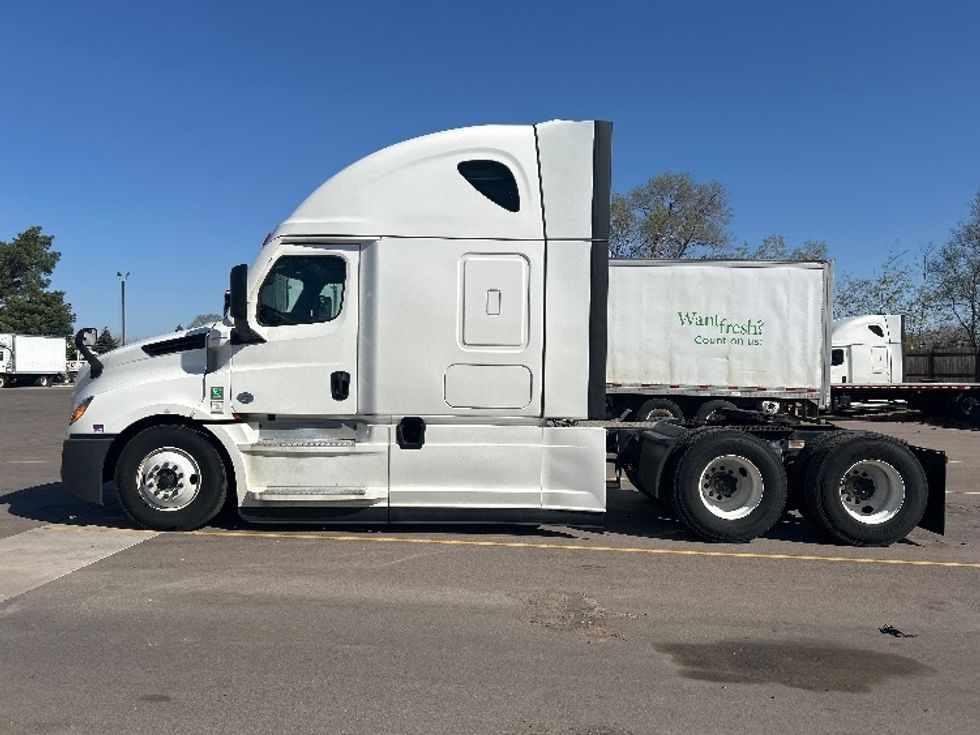 Sleeper Tractor-Heavy Duty Tractors-Freightliner-2022-T12664ST-Brooklyn Park-MN-687,382\n\t\tmiles-$ 48,000 - Image 4