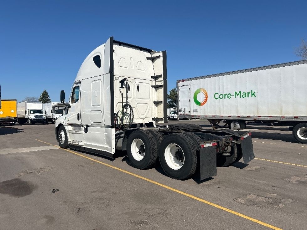 Sleeper Tractor-Heavy Duty Tractors-Freightliner-2022-T12664ST-Brooklyn Park-MN-687,382\n\t\tmiles-$ 48,000 - Image 5