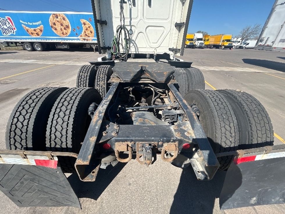 Sleeper Tractor-Heavy Duty Tractors-Freightliner-2022-T12664ST-Brooklyn Park-MN-687,382\n\t\tmiles-$ 48,000 - Image 6