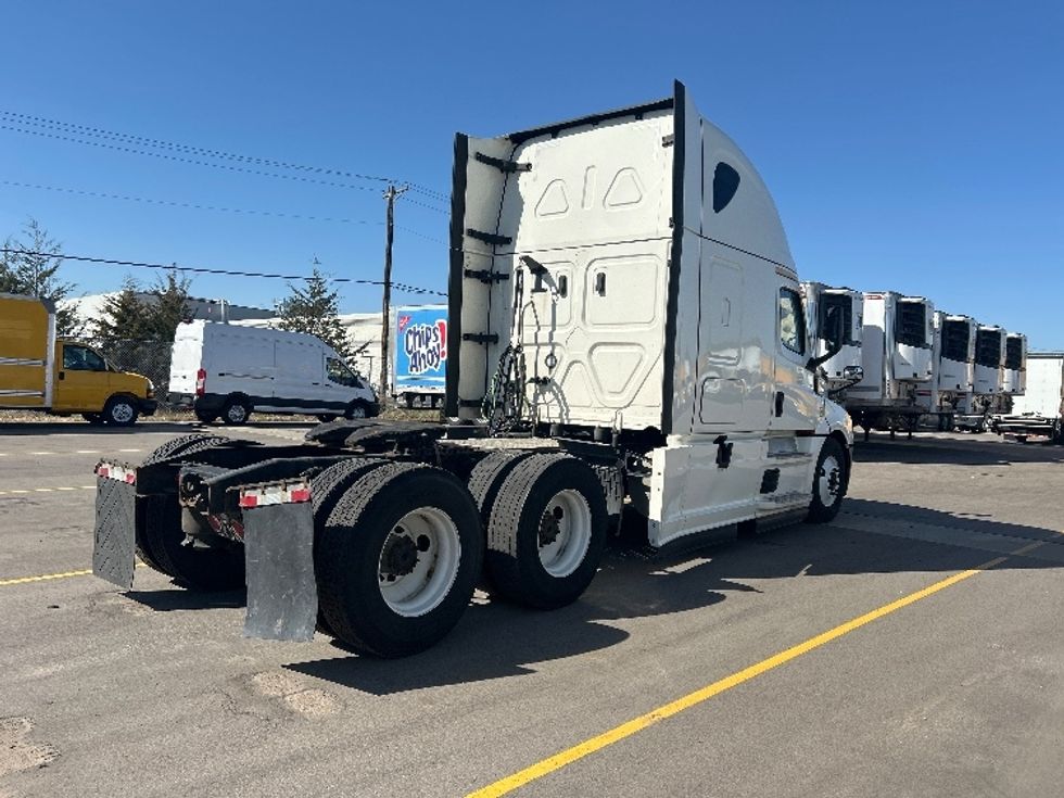 Sleeper Tractor-Heavy Duty Tractors-Freightliner-2022-T12664ST-Brooklyn Park-MN-687,382\n\t\tmiles-$ 48,000 - Image 7