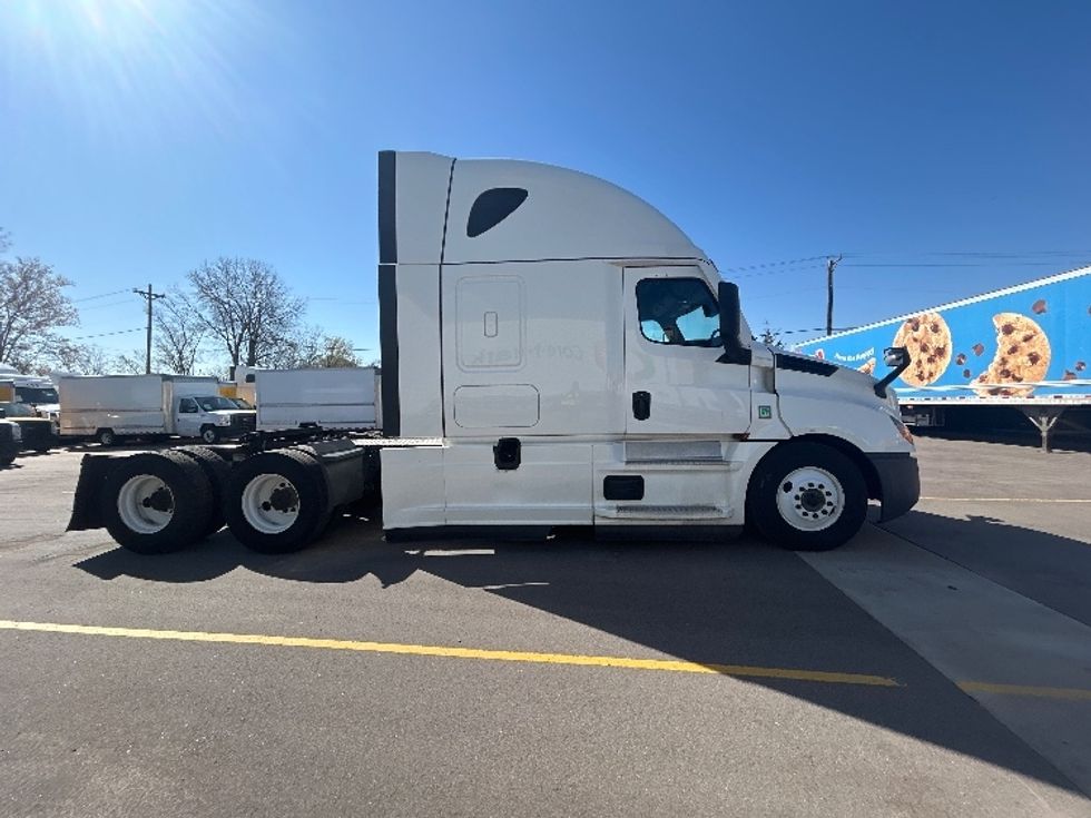 Sleeper Tractor-Heavy Duty Tractors-Freightliner-2022-T12664ST-Brooklyn Park-MN-687,382\n\t\tmiles-$ 48,000 - Image 8