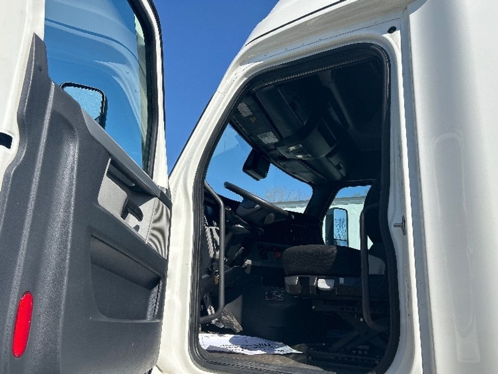 Sleeper Tractor-Heavy Duty Tractors-Freightliner-2022-T12664ST-Brooklyn Park-MN-687,382\n\t\tmiles-$ 48,000 - Image 9