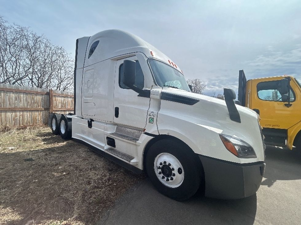 Sleeper Tractor-Heavy Duty Tractors-Freightliner-2022-T12664ST-Brooklyn Park-MN-692,046\n\t\tmiles-$ 45,000 - Image 1