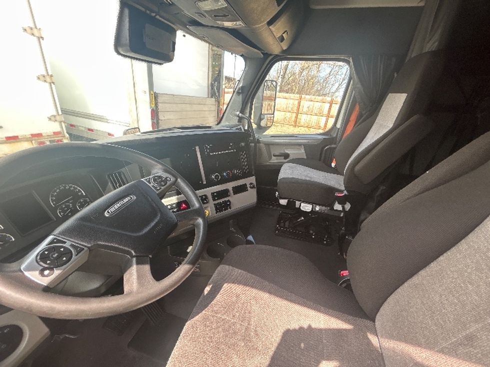Sleeper Tractor-Heavy Duty Tractors-Freightliner-2022-T12664ST-Brooklyn Park-MN-692,046\n\t\tmiles-$ 45,000 - Image 10