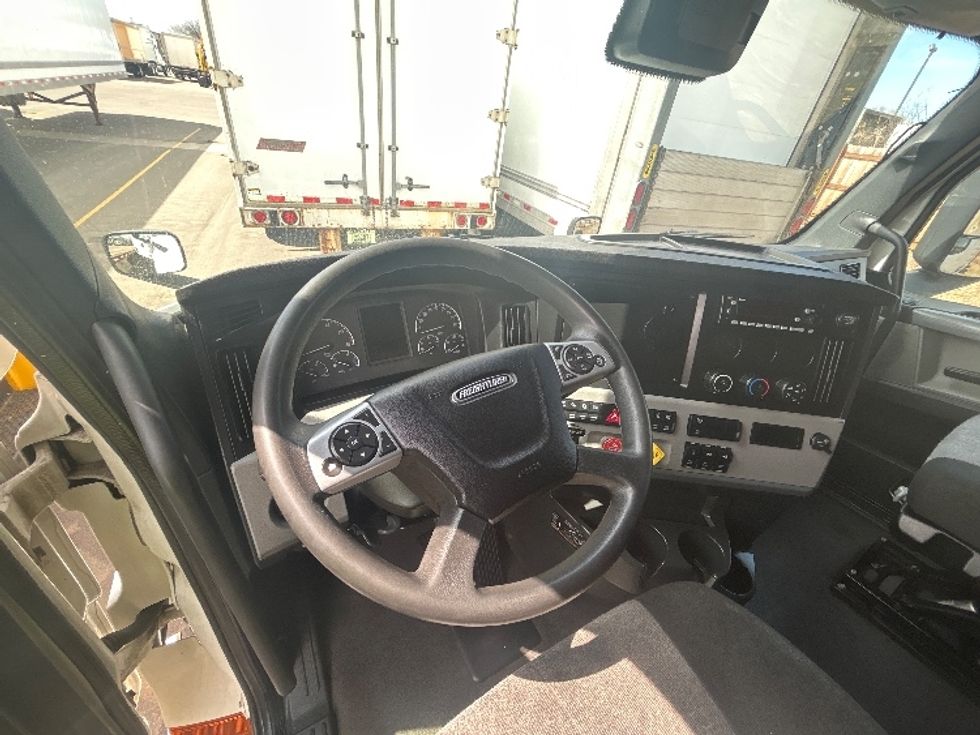 Sleeper Tractor-Heavy Duty Tractors-Freightliner-2022-T12664ST-Brooklyn Park-MN-692,046\n\t\tmiles-$ 45,000 - Image 11