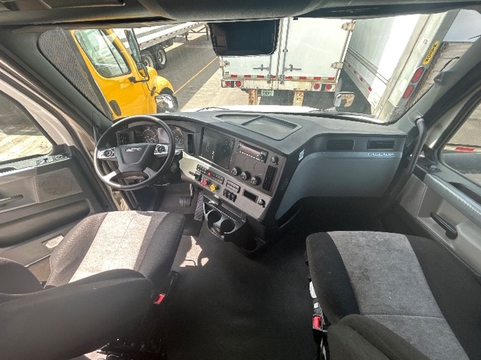 Sleeper Tractor-Heavy Duty Tractors-Freightliner-2022-T12664ST-Brooklyn Park-MN-692,046\n\t\tmiles-$ 45,000 - Image 12