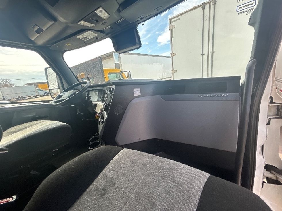 Sleeper Tractor-Heavy Duty Tractors-Freightliner-2022-T12664ST-Brooklyn Park-MN-692,046\n\t\tmiles-$ 45,000 - Image 14