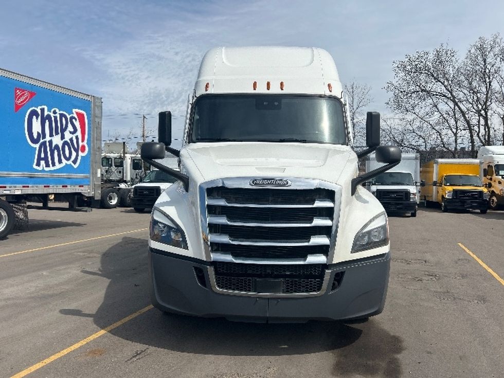 Sleeper Tractor-Heavy Duty Tractors-Freightliner-2022-T12664ST-Brooklyn Park-MN-692,046\n\t\tmiles-$ 45,000 - Image 2