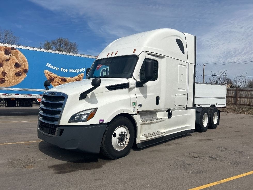 Sleeper Tractor-Heavy Duty Tractors-Freightliner-2022-T12664ST-Brooklyn Park-MN-692,046\n\t\tmiles-$ 45,000 - Image 3