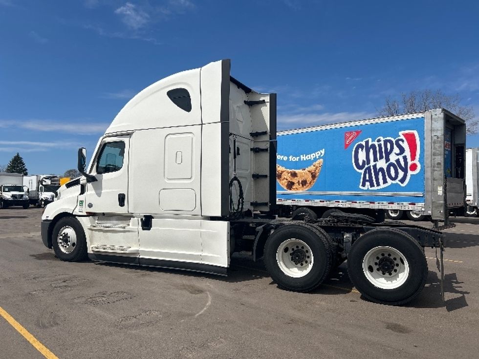 Sleeper Tractor-Heavy Duty Tractors-Freightliner-2022-T12664ST-Brooklyn Park-MN-692,046\n\t\tmiles-$ 45,000 - Image 4