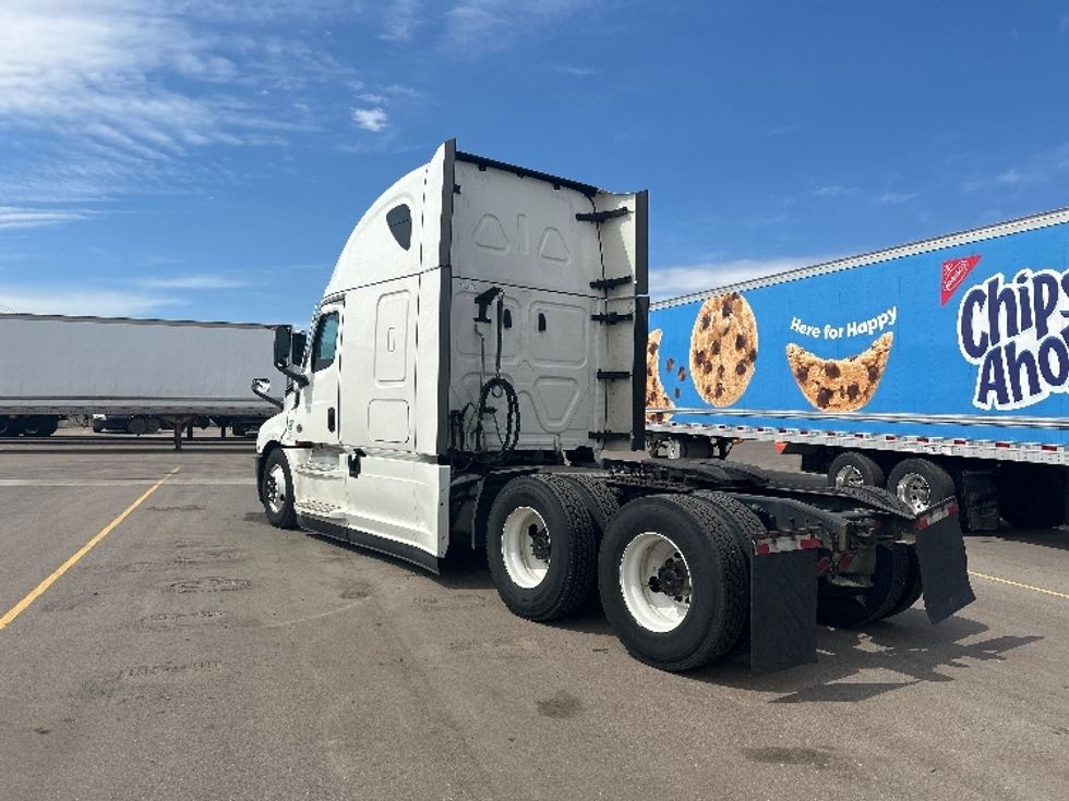 Sleeper Tractor-Heavy Duty Tractors-Freightliner-2022-T12664ST-Brooklyn Park-MN-692,046\n\t\tmiles-$ 45,000 - Image 5