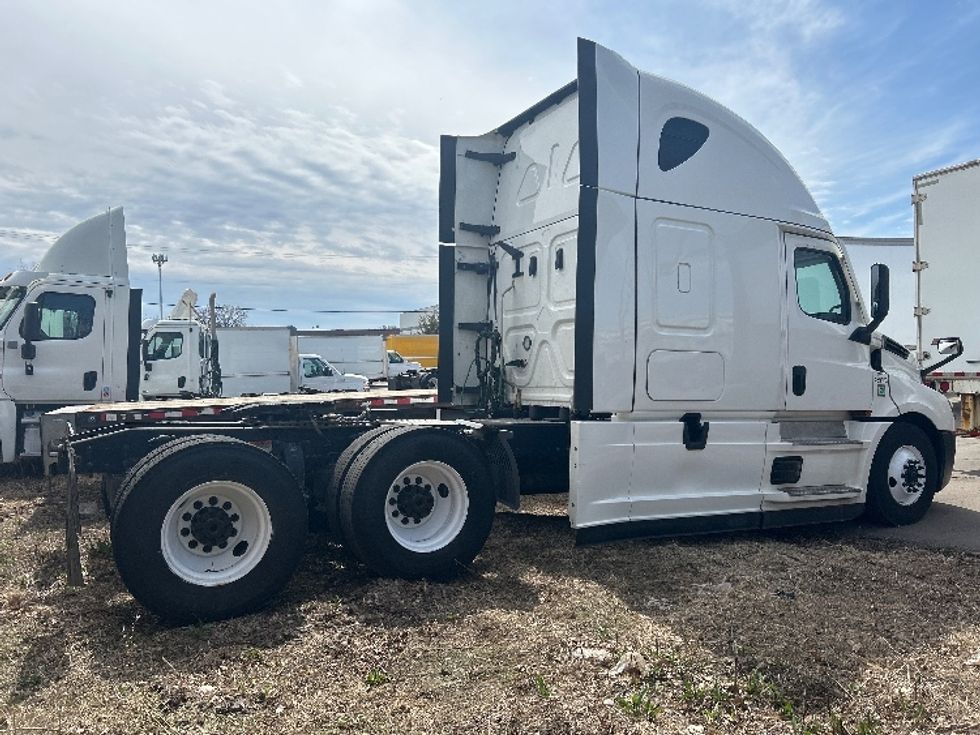 Sleeper Tractor-Heavy Duty Tractors-Freightliner-2022-T12664ST-Brooklyn Park-MN-692,046\n\t\tmiles-$ 45,000 - Image 7