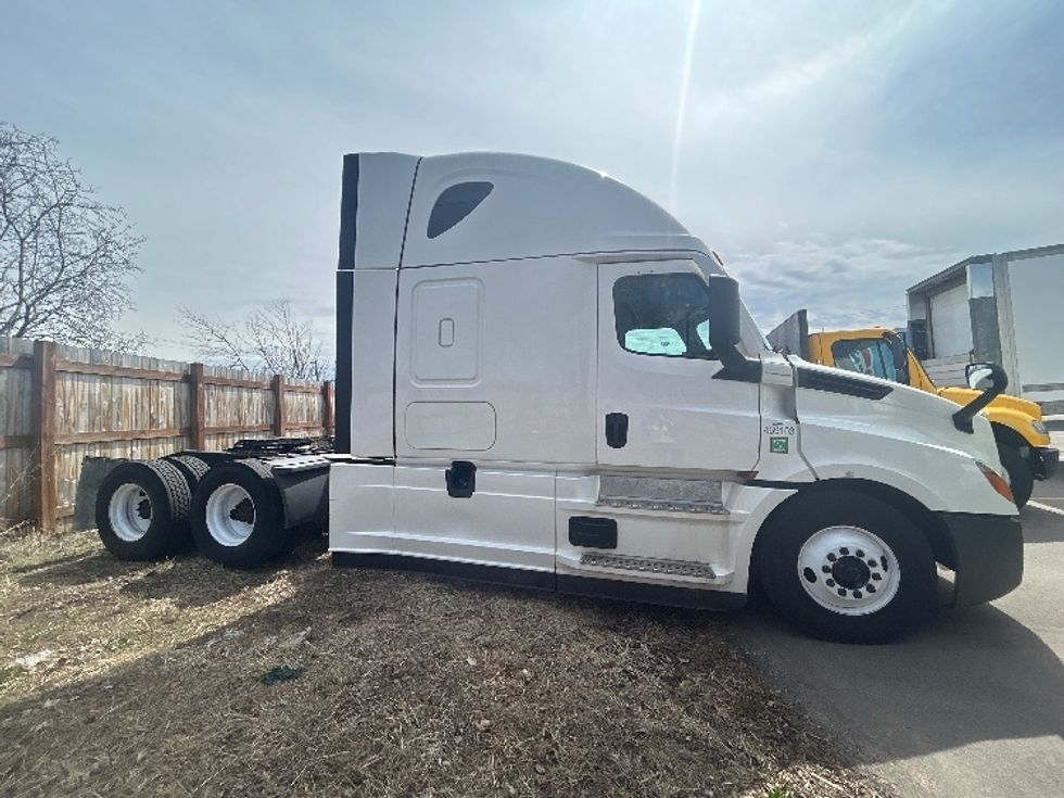 Sleeper Tractor-Heavy Duty Tractors-Freightliner-2022-T12664ST-Brooklyn Park-MN-692,046\n\t\tmiles-$ 45,000 - Image 8