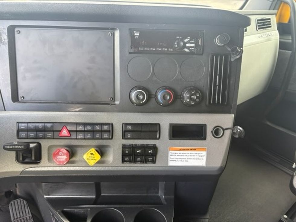 Sleeper Tractor-Heavy Duty Tractors-Freightliner-2022-T12664ST-Buffalo-NY-445,196\n\t\tmiles-$ 68,750 - Image 10