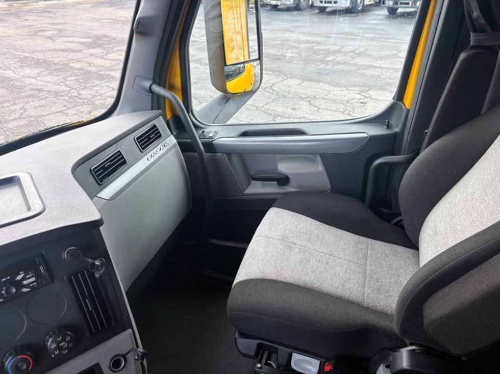 Sleeper Tractor-Heavy Duty Tractors-Freightliner-2022-T12664ST-Buffalo-NY-445,196\n\t\tmiles-$ 68,750 - Image 11