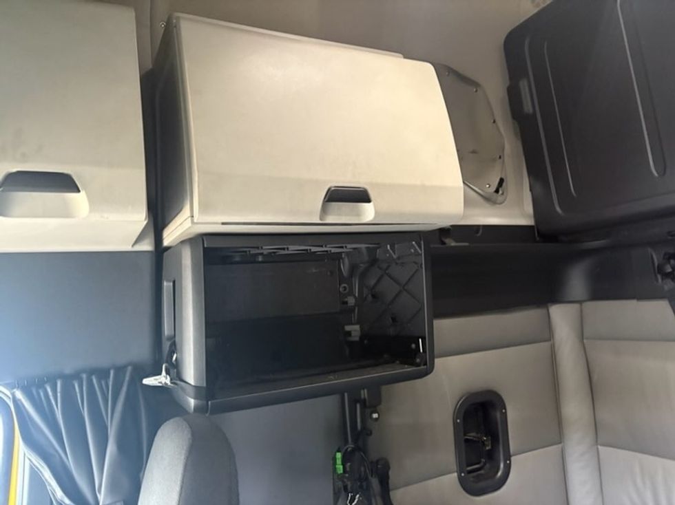 Sleeper Tractor-Heavy Duty Tractors-Freightliner-2022-T12664ST-Buffalo-NY-445,196\n\t\tmiles-$ 68,750 - Image 13