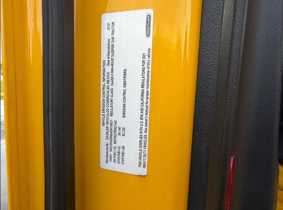 Sleeper Tractor-Heavy Duty Tractors-Freightliner-2022-T12664ST-Buffalo-NY-445,196\n\t\tmiles-$ 68,750 - Image 14