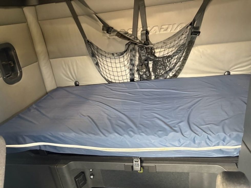 Sleeper Tractor-Heavy Duty Tractors-Freightliner-2022-T12664ST-Buffalo-NY-445,196\n\t\tmiles-$ 68,750 - Image 17