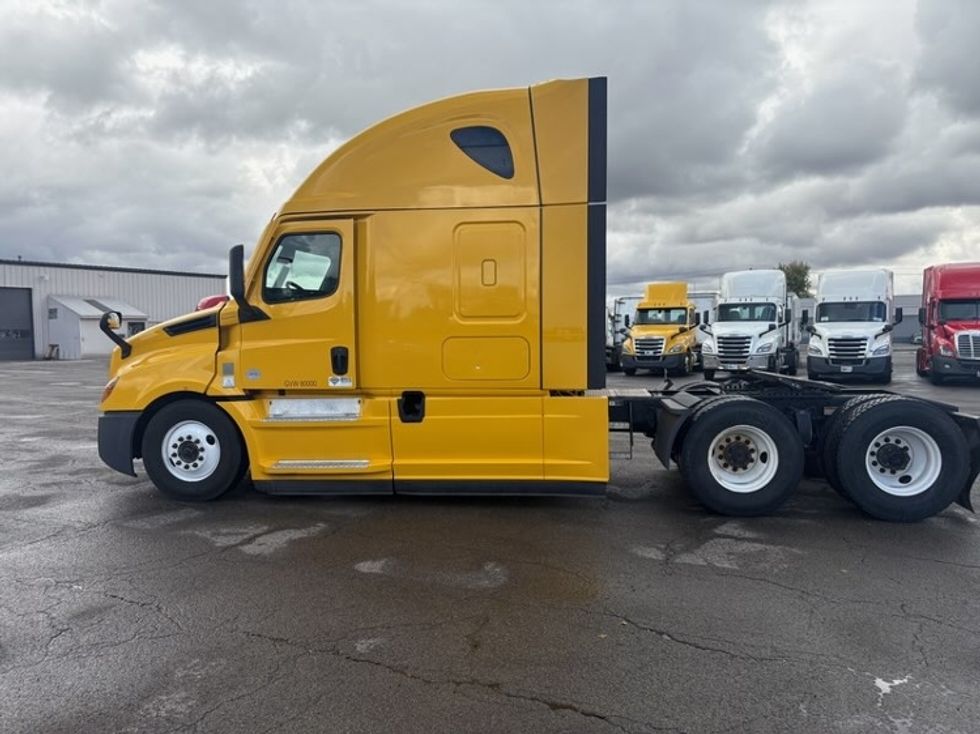 Sleeper Tractor-Heavy Duty Tractors-Freightliner-2022-T12664ST-Buffalo-NY-445,196\n\t\tmiles-$ 68,750 - Image 3