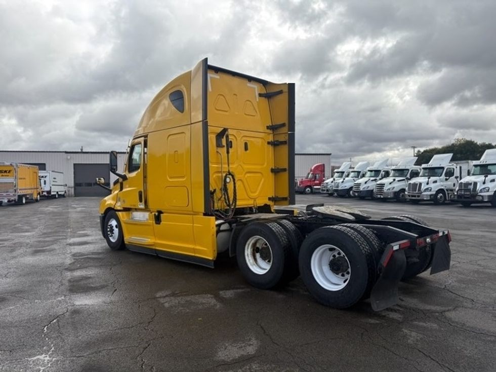 Sleeper Tractor-Heavy Duty Tractors-Freightliner-2022-T12664ST-Buffalo-NY-445,196\n\t\tmiles-$ 68,750 - Image 4