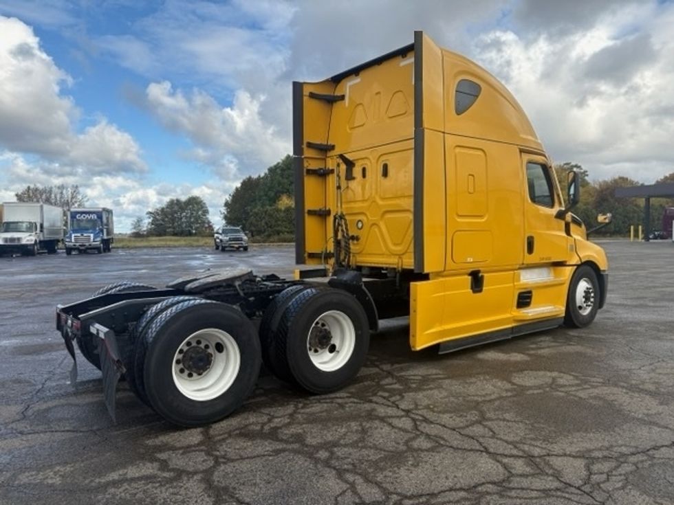 Sleeper Tractor-Heavy Duty Tractors-Freightliner-2022-T12664ST-Buffalo-NY-445,196\n\t\tmiles-$ 68,750 - Image 6