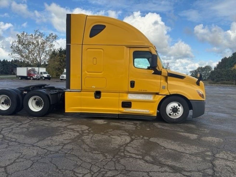 Sleeper Tractor-Heavy Duty Tractors-Freightliner-2022-T12664ST-Buffalo-NY-445,196\n\t\tmiles-$ 68,750 - Image 7