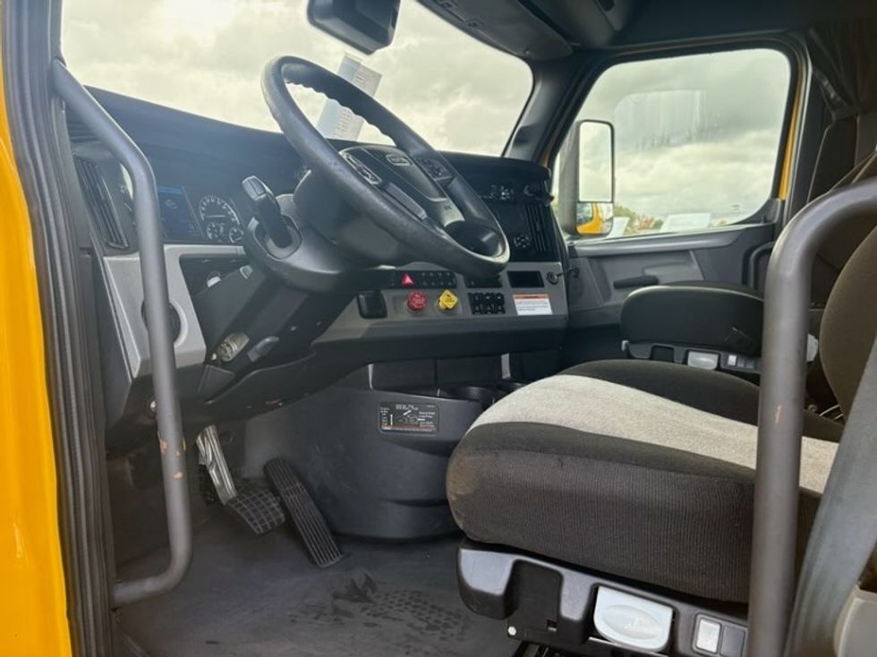 Sleeper Tractor-Heavy Duty Tractors-Freightliner-2022-T12664ST-Buffalo-NY-445,196\n\t\tmiles-$ 68,750 - Image 8