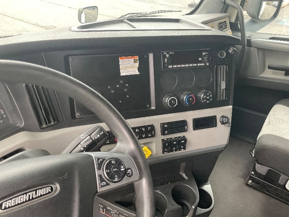 Sleeper Tractor-Heavy Duty Tractors-Freightliner-2022-T12664ST-Buffalo-NY-496,821\n\t\tmiles-$ 69,000 - Image 12