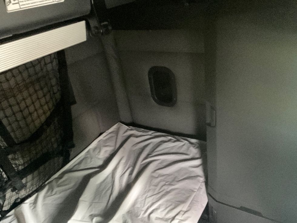 Sleeper Tractor-Heavy Duty Tractors-Freightliner-2022-T12664ST-Buffalo-NY-496,821\n\t\tmiles-$ 69,000 - Image 15