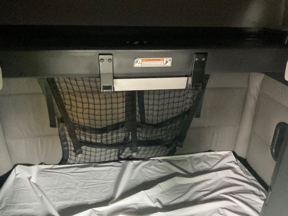 Sleeper Tractor-Heavy Duty Tractors-Freightliner-2022-T12664ST-Buffalo-NY-496,821\n\t\tmiles-$ 69,000 - Image 18