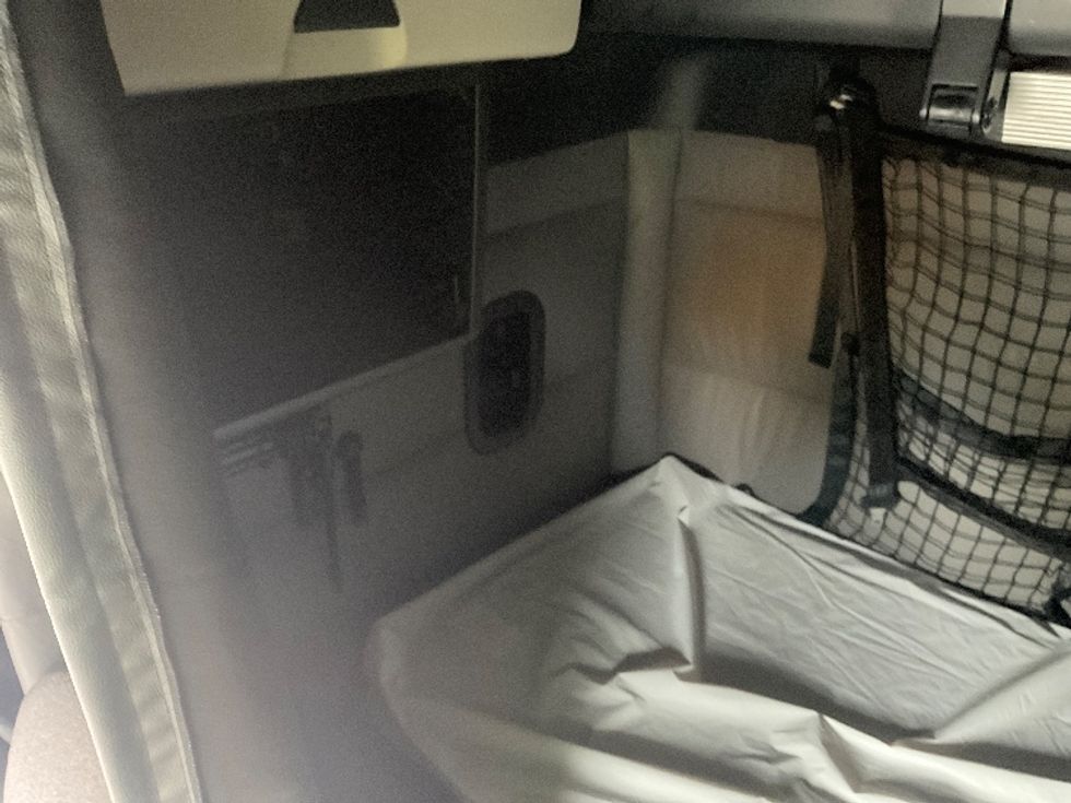 Sleeper Tractor-Heavy Duty Tractors-Freightliner-2022-T12664ST-Buffalo-NY-496,821\n\t\tmiles-$ 69,000 - Image 19