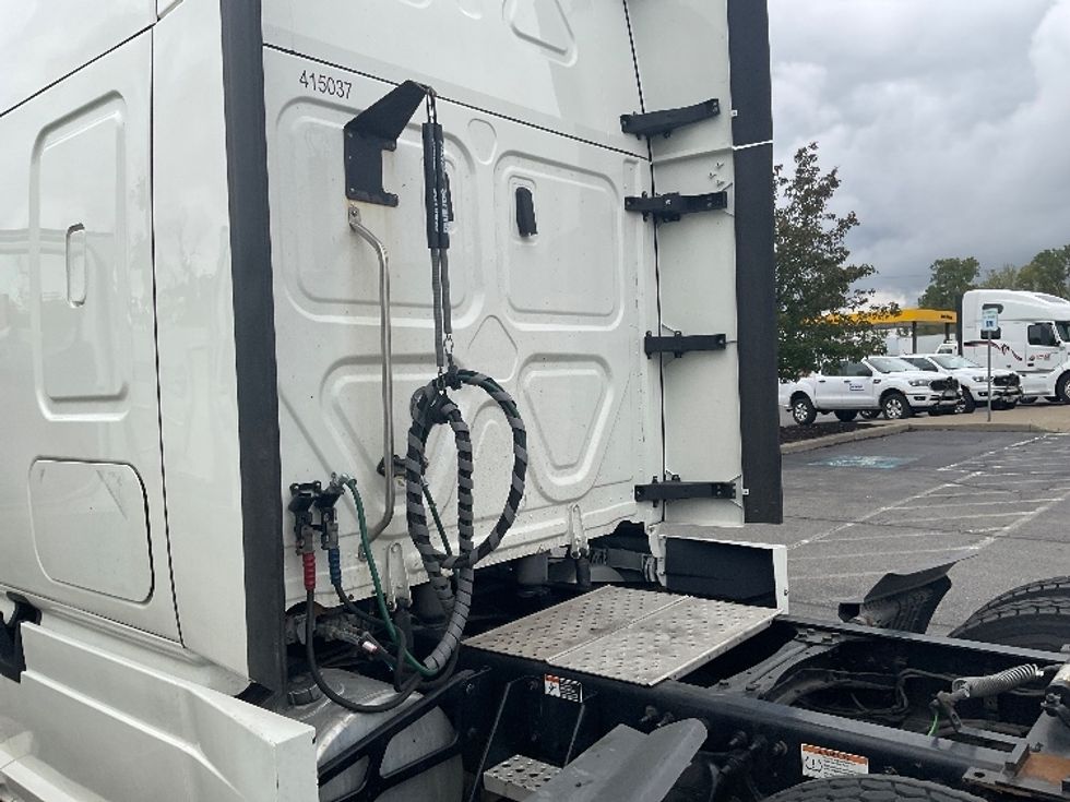 Sleeper Tractor-Heavy Duty Tractors-Freightliner-2022-T12664ST-Buffalo-NY-496,821\n\t\tmiles-$ 69,000 - Image 22