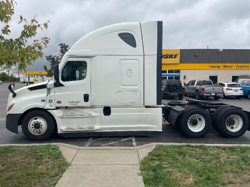 Sleeper Tractor-Heavy Duty Tractors-Freightliner-2022-T12664ST-Buffalo-NY-496,821\n\t\tmiles-$ 69,000 - Image 4