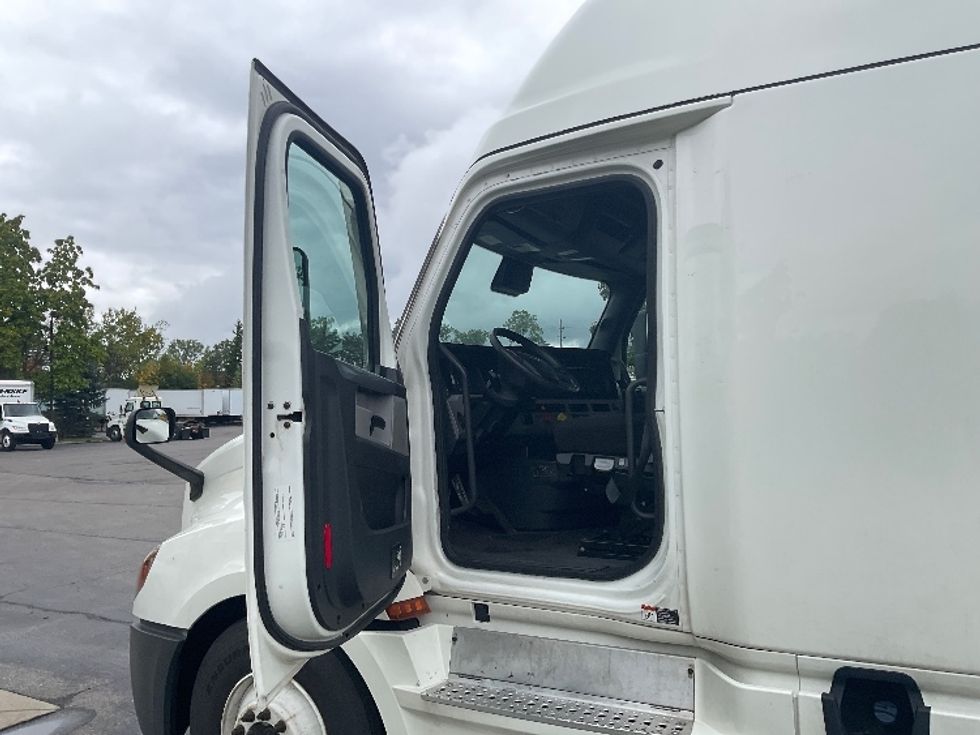 Sleeper Tractor-Heavy Duty Tractors-Freightliner-2022-T12664ST-Buffalo-NY-496,821\n\t\tmiles-$ 69,000 - Image 9