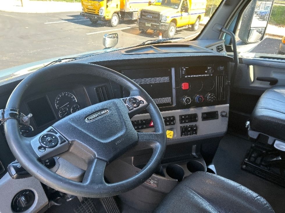 Sleeper Tractor-Heavy Duty Tractors-Freightliner-2022-T12664ST-Burlington-NJ-277,005\n\t\tmiles-$ 90,000 - Image 10