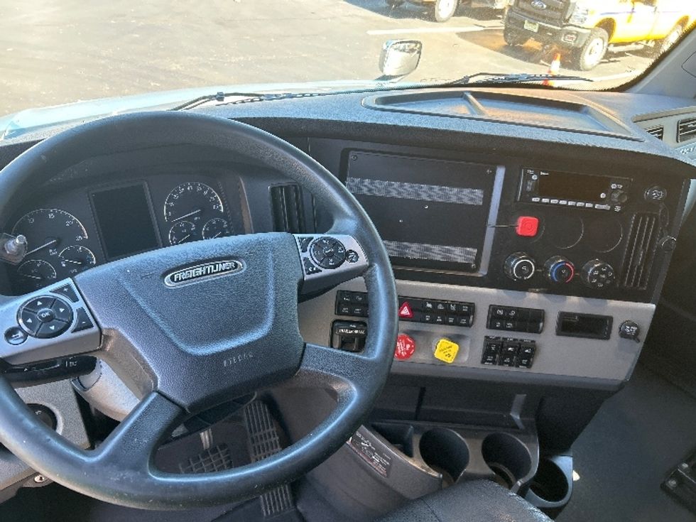 Sleeper Tractor-Heavy Duty Tractors-Freightliner-2022-T12664ST-Burlington-NJ-277,005\n\t\tmiles-$ 90,000 - Image 11