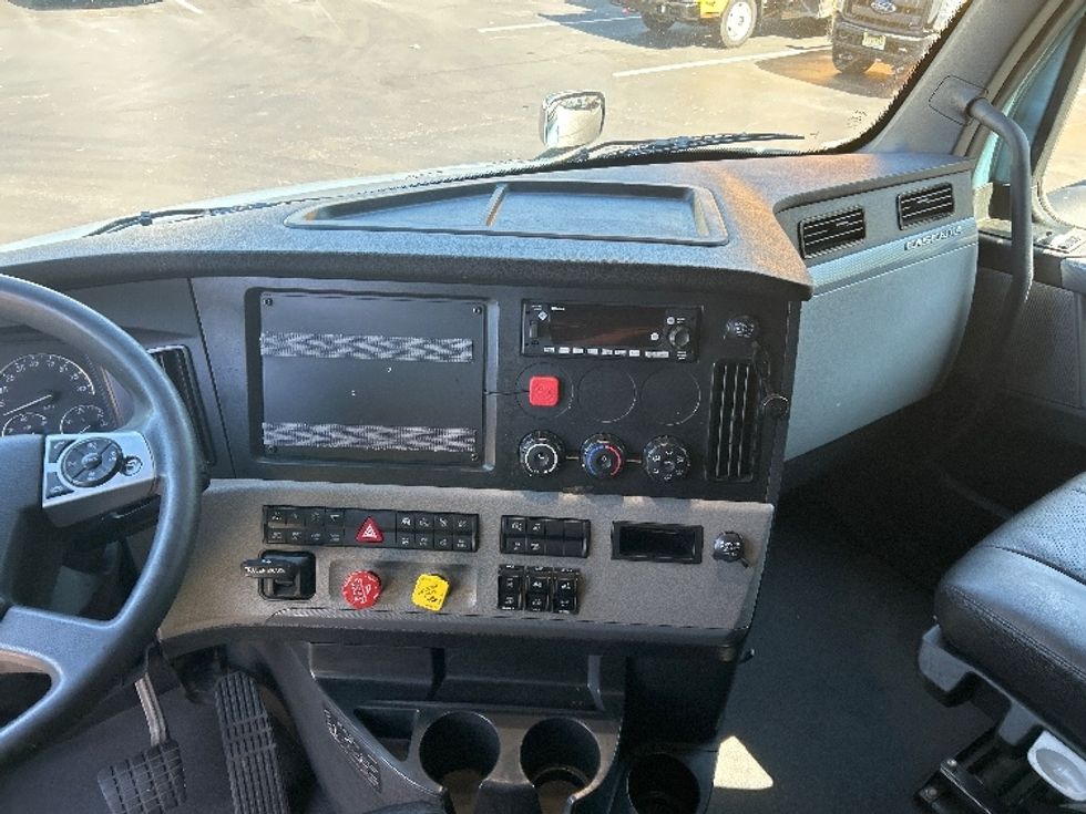 Sleeper Tractor-Heavy Duty Tractors-Freightliner-2022-T12664ST-Burlington-NJ-277,005\n\t\tmiles-$ 90,000 - Image 12