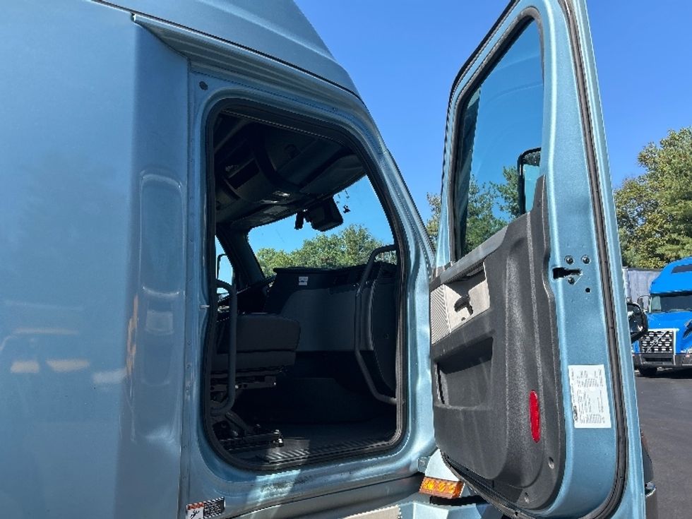 Sleeper Tractor-Heavy Duty Tractors-Freightliner-2022-T12664ST-Burlington-NJ-277,005\n\t\tmiles-$ 90,000 - Image 13